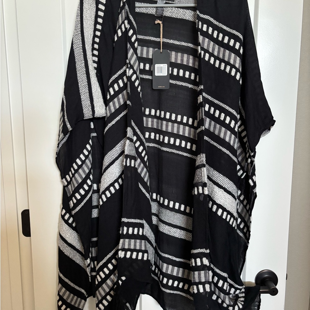 Shyanne Black and White Poncho